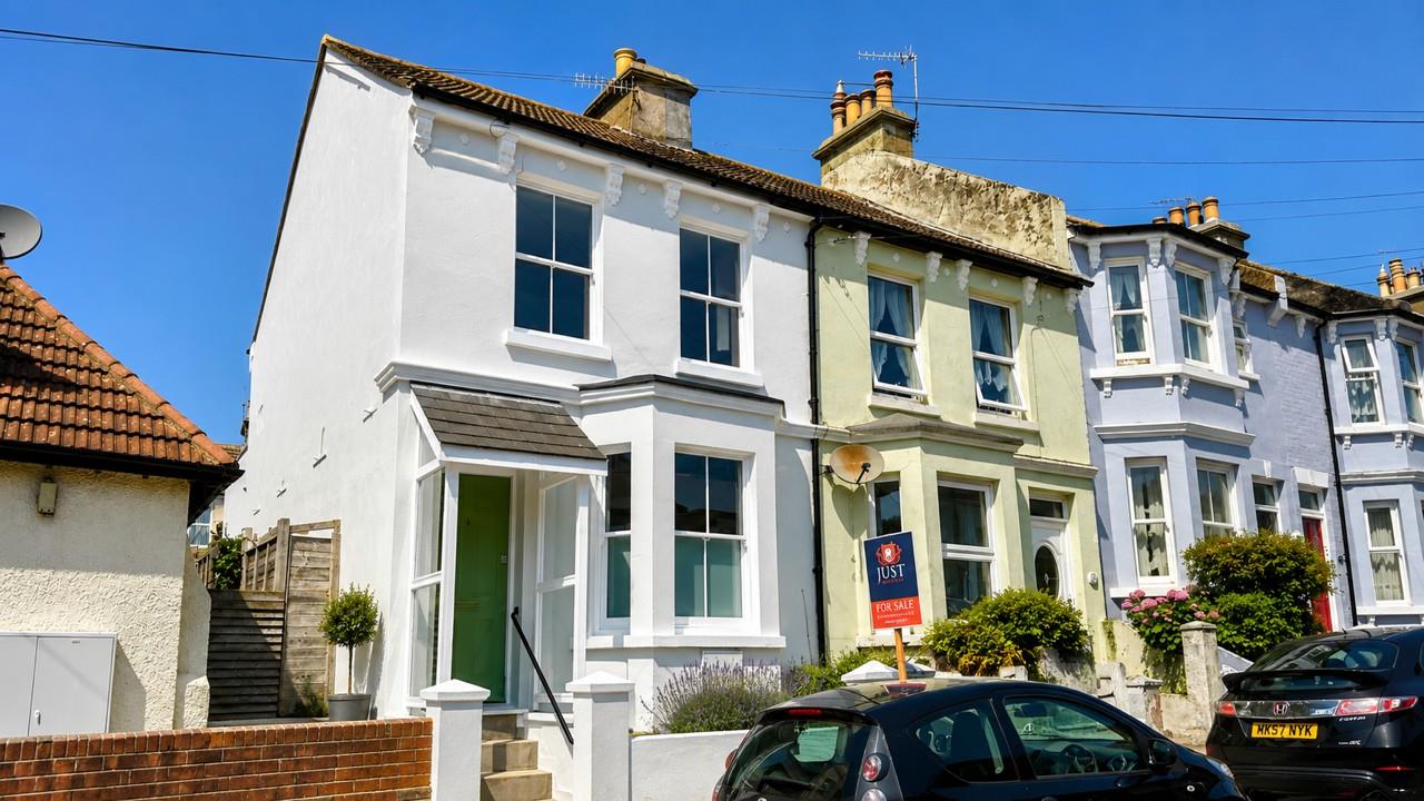 2 bed property in Grove Road, Hastings
